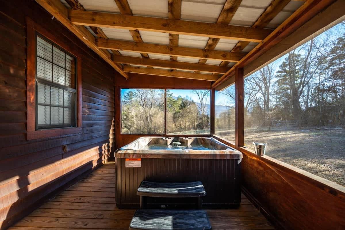 סביירוויל Beautiful View! Log Cabin,Fireplace,Hot Tub,Arcade,Pool,Fishing מראה חיצוני תמונה